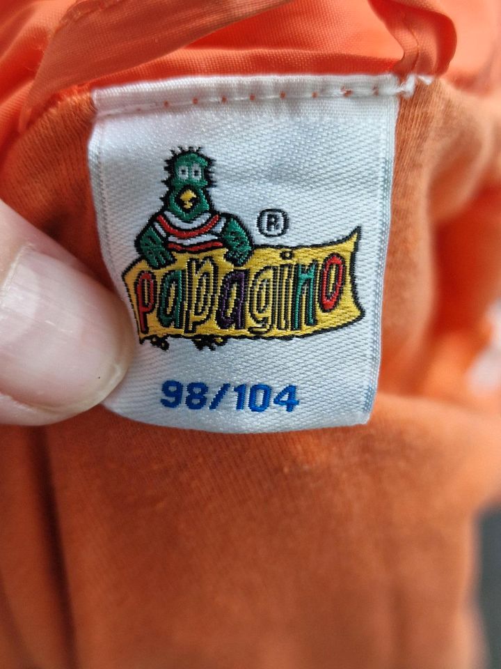 Schöne Übergangsjacke in orange mit Kapuze von Papagino 98/104 in Bassum