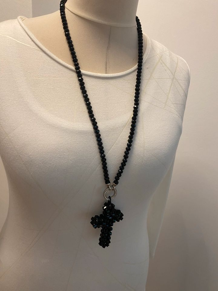 Halskette lang schwarz Kristallperlen Kreuz inkl. Versand in Wedel