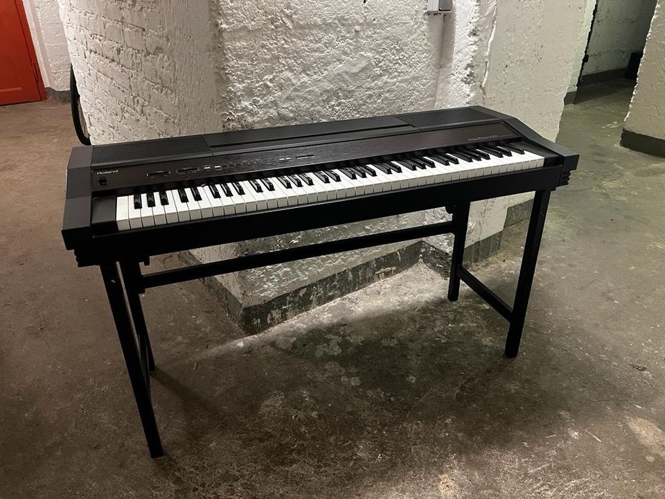 Roland HP 2000 Piano in Köln