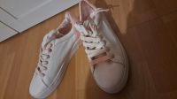 Rosa Weiße Schuhe mit jeweils zwei Schnürsenkeln Bayern - Köfering Vorschau