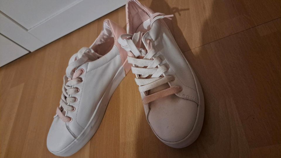 Rosa Weiße Schuhe mit jeweils zwei Schnürsenkeln in Köfering