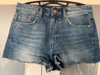 H&M Jeans-Shorts High-Waist ausgefranzt Gr. 38 Niedersachsen - Gifhorn Vorschau