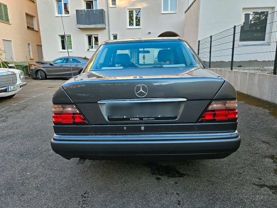 Mercedes Benz 220E W124 in Stuttgart