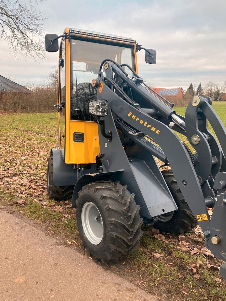 ✔️ EUROTRAC W11 Kompaktlader Kabine ✔️ 1000 kg Tragkraft - 850 kg Kipplast - 285 cm Hubhöhe Perfekt für Landwirte Tierzüchter Gärtner Landschaftsgestalter Hofbetreiber Vollverglasung Zusatzausrüstung in Heemsen