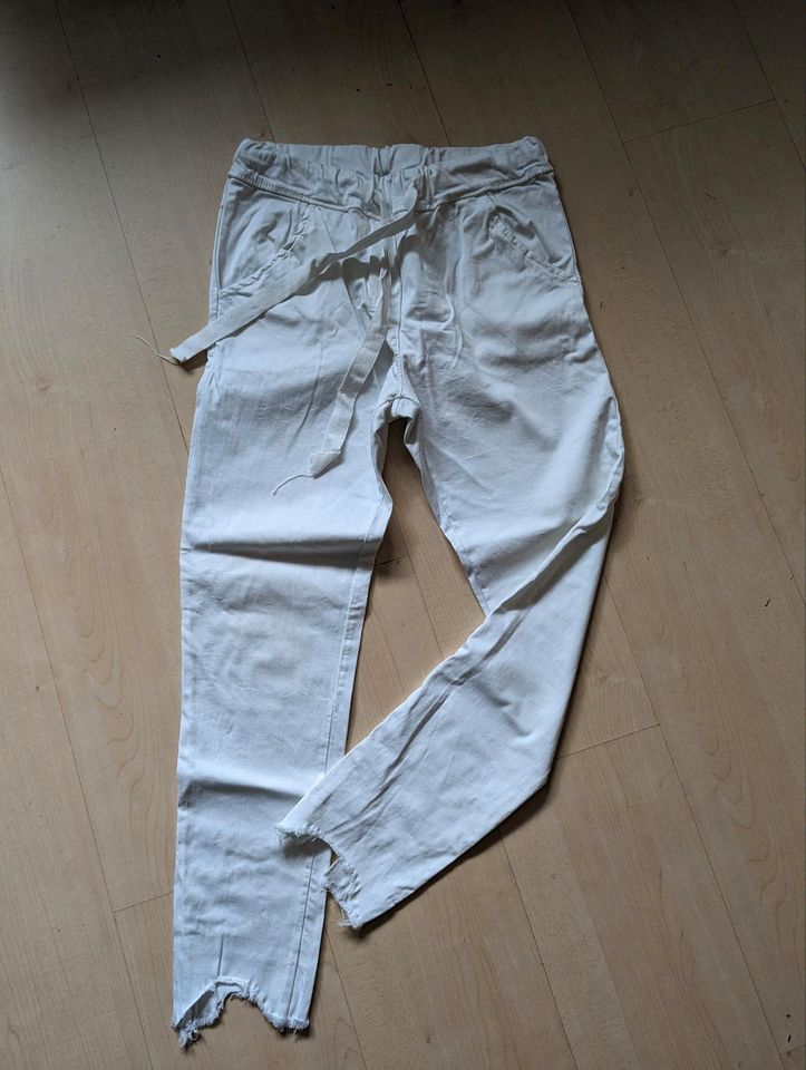 Damen Hosen Paket, 4 Sommerhosen, 1 Jeans,1 Schwarze glänzend in Moers