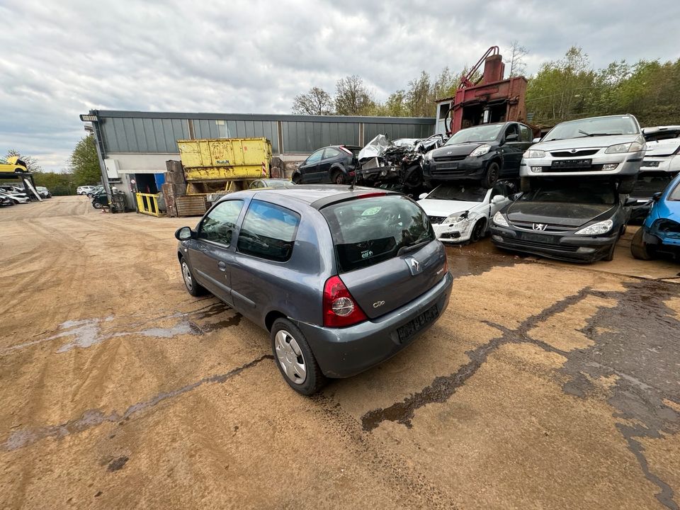 Renault Clio 1.1L 55KW Autoteile Ersatzteile Schlachtfest in Waldbröl