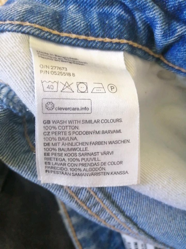 Kurze fetzige Jeanshosen in Flensburg