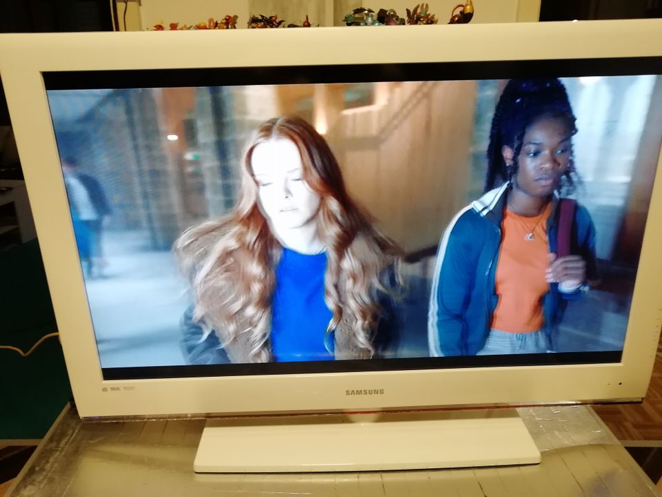 Samsung TV 40" Full HD in weiss in Hüllhorst