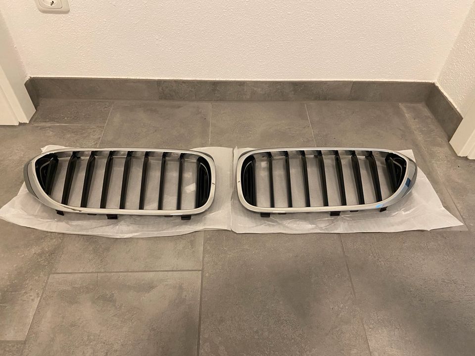 BMW 5er G30 G31 Nieren Kühlergrill Chrom Schwarz in Dingolfing