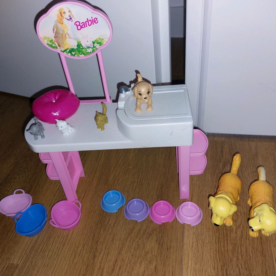 Barbie Rutsche Kratzba Tiere Hund Katze Hase Korb Stall Tierarzt in Lehrte