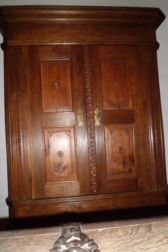 Antiker Eicheschrank massiv, Garderobenschrank Barock in Loßburg