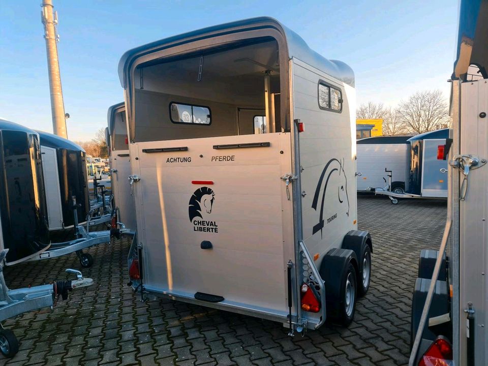 Pferdeanhänger Cheval Liberte Touring Jumping 2600 kg  (( Blau )) in Mosbach