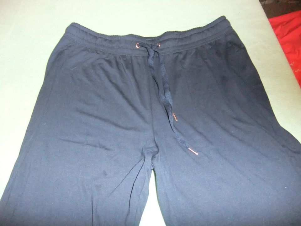 ***Tchibo***tolle Sporthose, Gr.40/42 *NEU* in Staufenberg