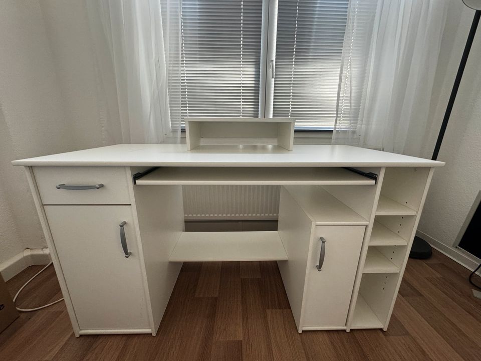 weißer Schreibtisch in Heidenau