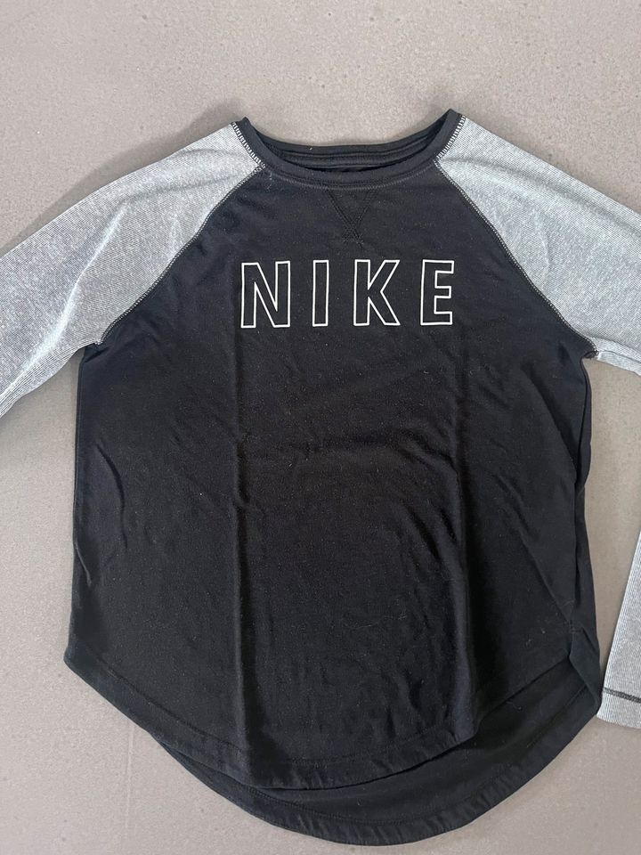 Nike Dri fit Longsleeve Shirt schwarz grau Sport 146 in Herzogenrath