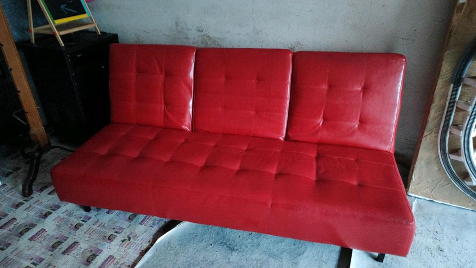 Rotes Sofa mit Bettfunktion in Burghaslach