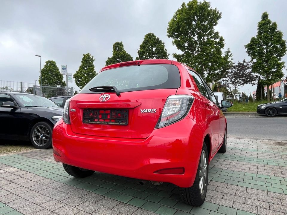 Toyota Yaris Edition 2014 1 Hand NAvi Kamera in Rheinbach