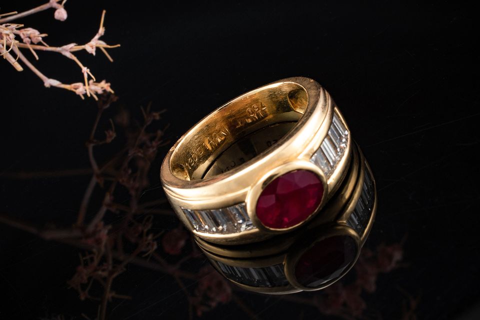 Ring mit Rubin Oval & Baguette Diamanten Goldschmiedearbeit Gold in Wegberg