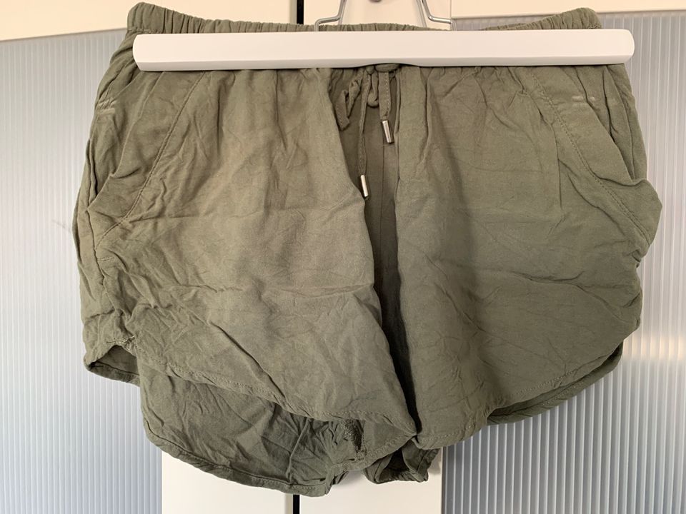 Shorts dunkelgrün mit Taschen & Schleife Gr. S/M in Gifhorn