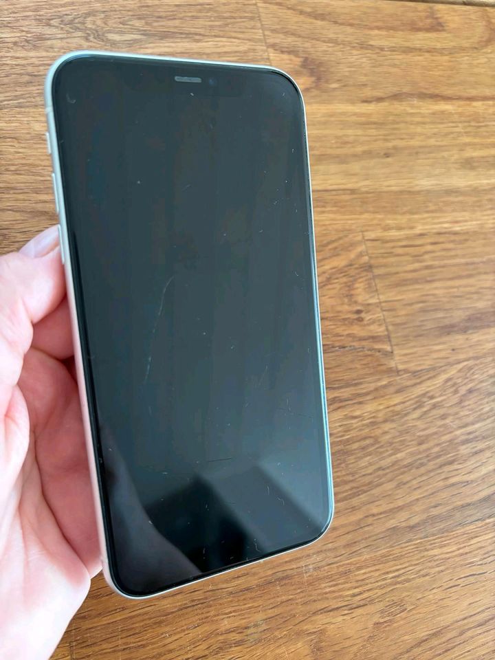 iPhone 11  weiß 64 GB guter Zustand in Gettorf