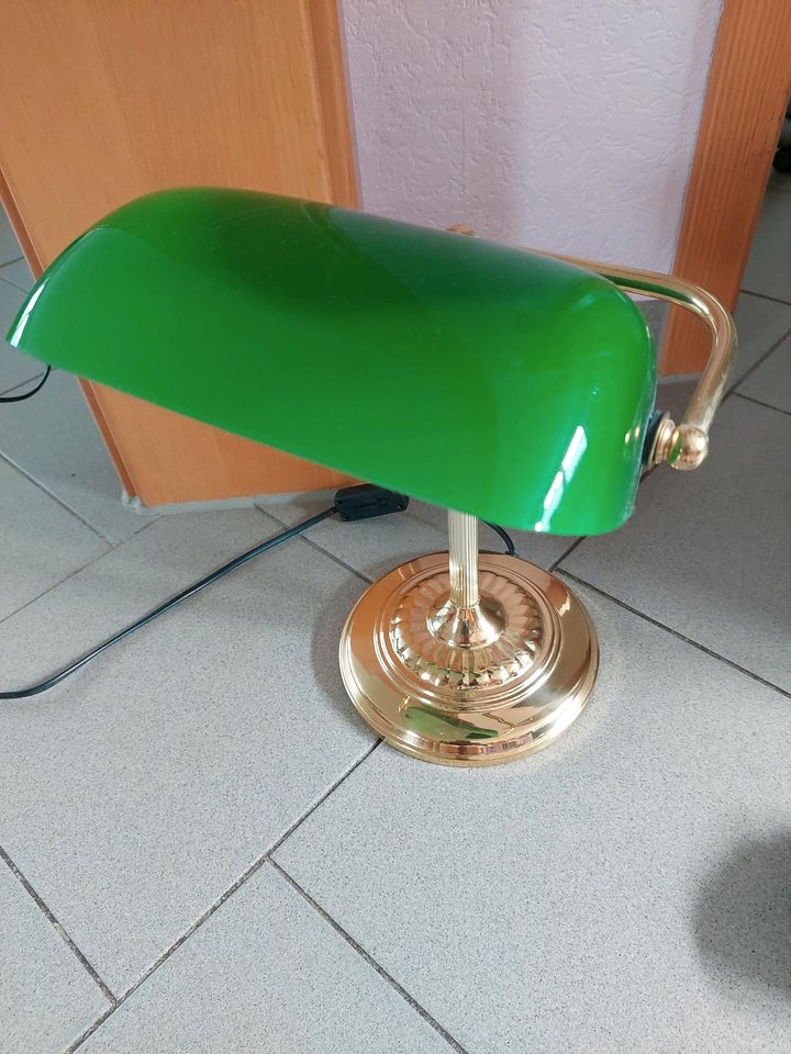 Vintage Tischlampe goldfarbenen Fuß,  grüner Glasschirm in Schwalmtal