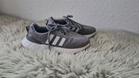 Neuwertig Adidas Sneaker Swift Run 22 grau weiß Gr. 35.5 (UK 3) Hessen - Borken Vorschau