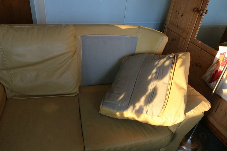 2-Sitzer Couch echt Leder Long Life Sofa maisgelb hochwertig in Uffing