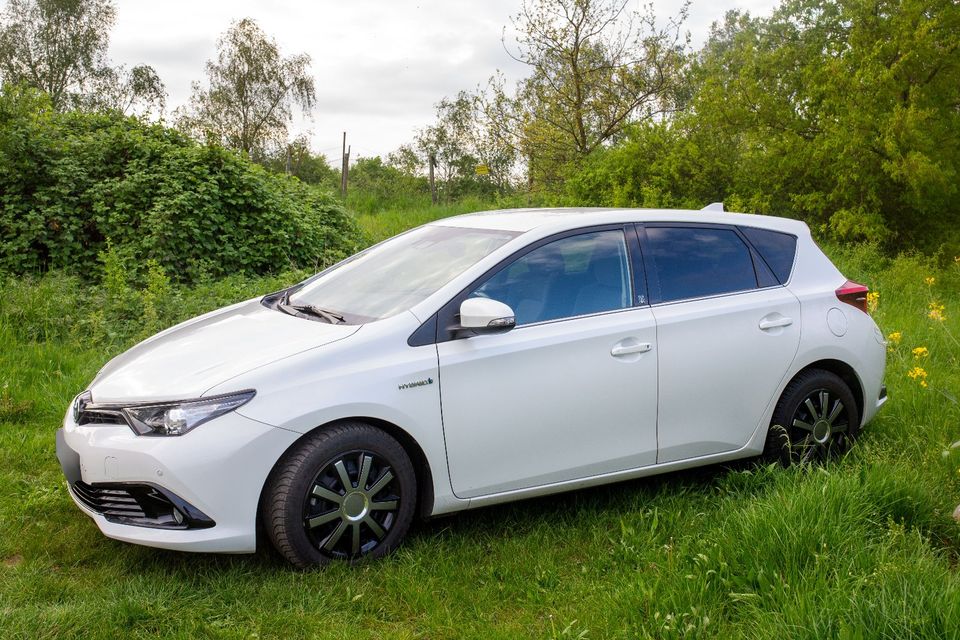 Toyota Auris Hybrid 1,8l Stufenlose Automatik in Reppenstedt