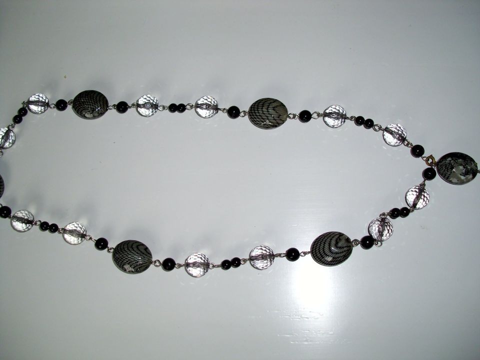 Lange Perlenkette mit schwarz / weißen Perlen in Bönen
