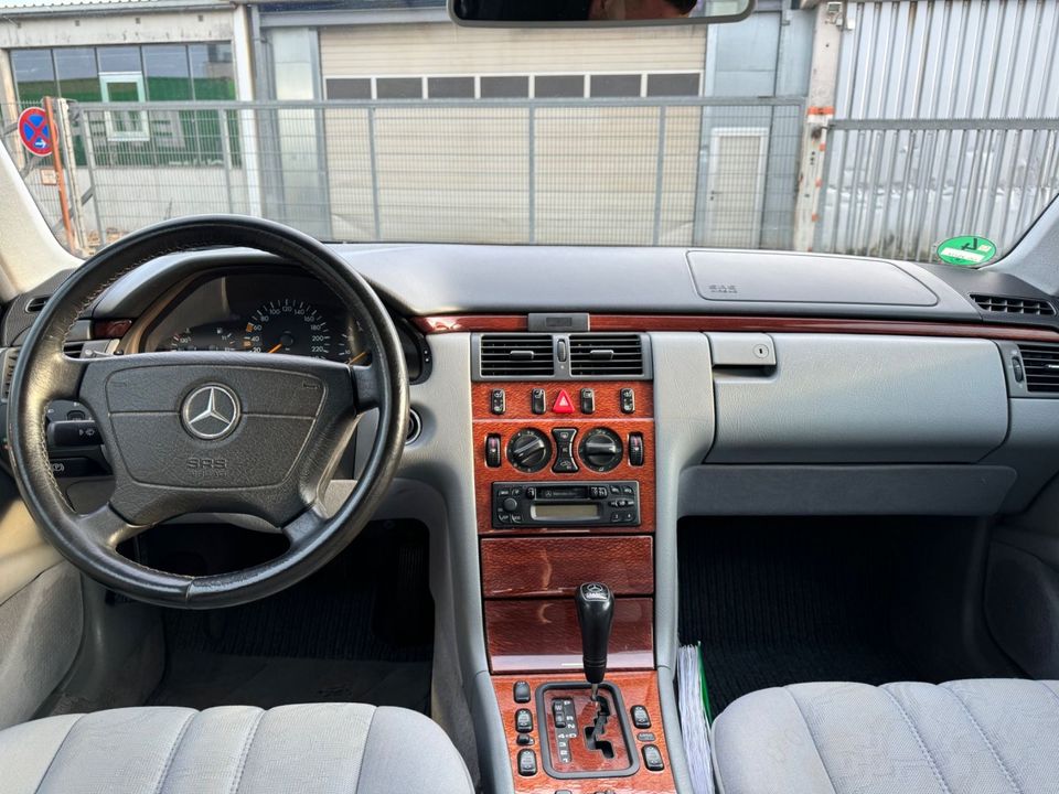 Mercedes-Benz E200 Lim. Automatik Rostfrei Erstbesitz TÜV Neu! in Senden