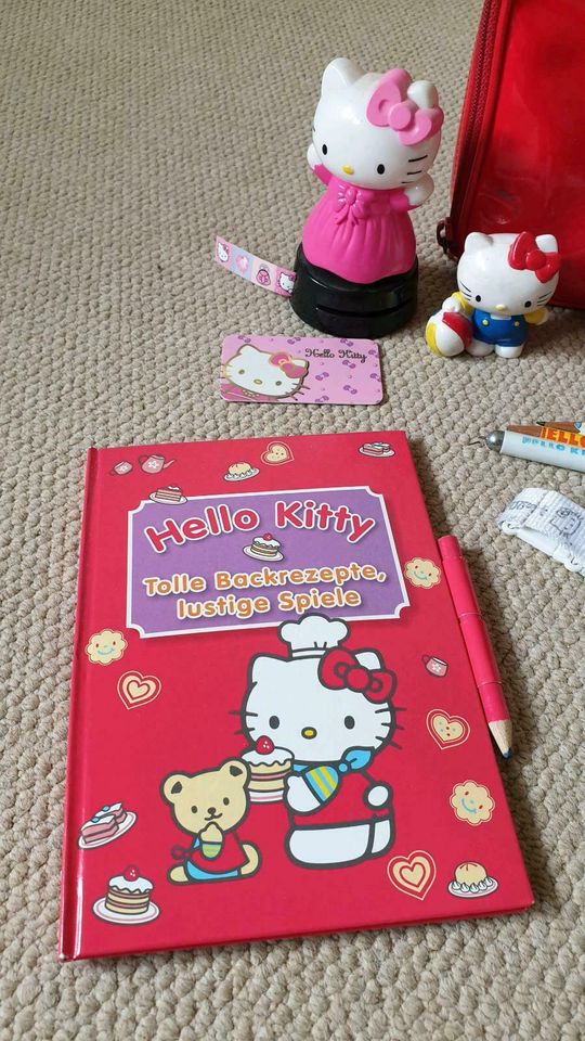 Hello Kitty Sammelset Lack Koffer Handtuch Becher Stift Figur Buc in Wöllstadt