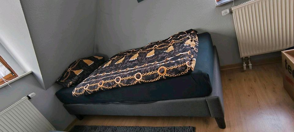 Bett mit Matratze und Holz Lattenrost in Lohfelden