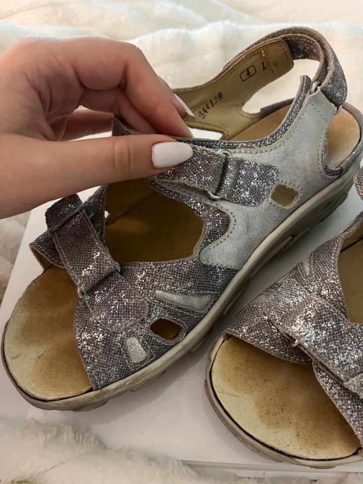 Silberne bequeme Sandalen mit etwas Glitzer in Rastatt