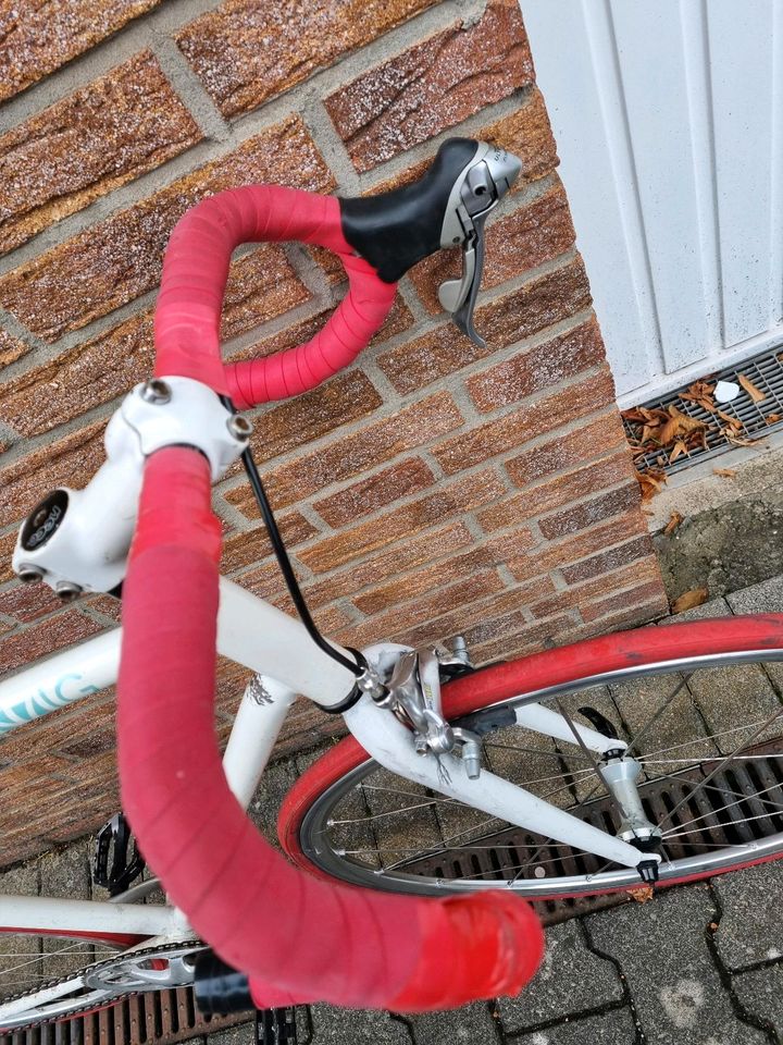 Schnelles sportliches 28er Rennrad mit roten Reifen in Gütersloh