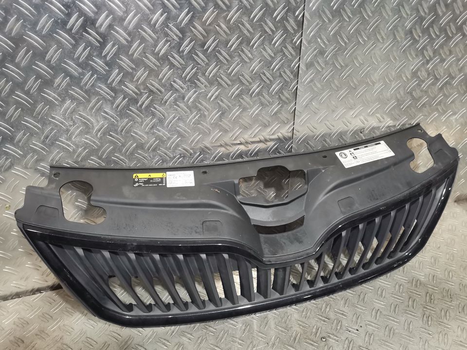 Skoda Rapid NH Kühlergrill Grill vorne Frontgrill 5JA853668 in