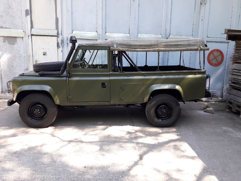 Land Rover (Defender) 110 Military soft-top LHD in Reichenwalde