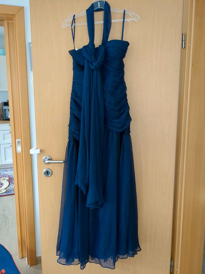 Einmal getragenes, langes Abendkleid dunkelblau in Harsefeld
