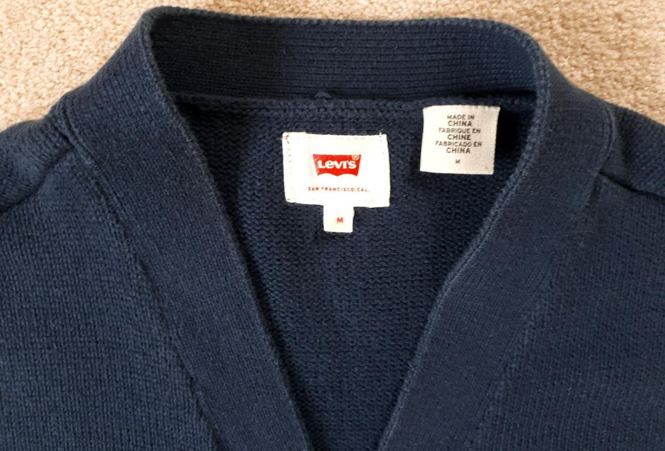 Schöne Strickjacke von Levi's in blau, Gr. M in Scharbeutz