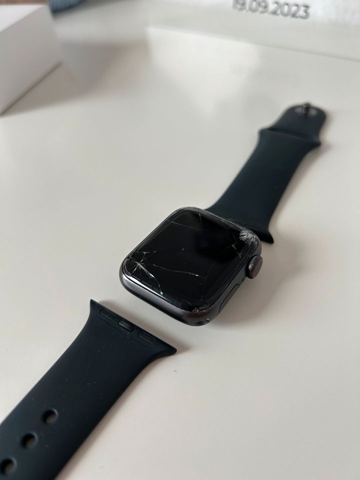 Apple Watch SE GPS + Cellular 40 mm mit Displayschaden in Leverkusen