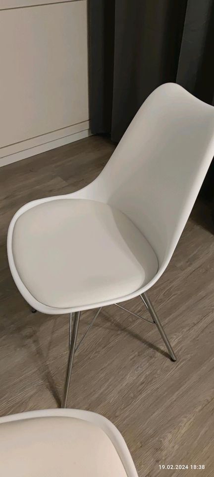 4 Stühle in Weiß zu verkaufen! in Berlin