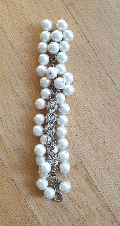 Armband mit weißen Perlen in Frankfurt am Main