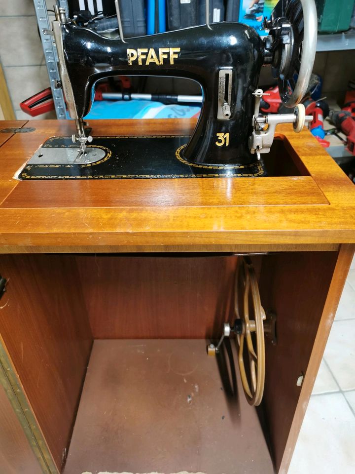 Pfaff 31 Nähmaschine retro mit Schrank in Mindelstetten