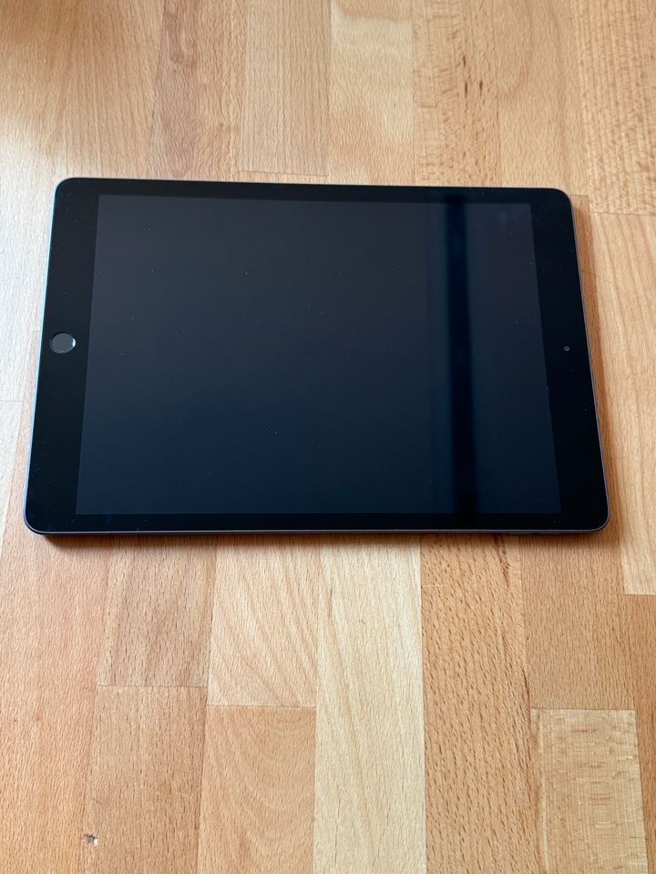 iPad 8.  Generation 128 GB Space grau in Freiburg im Breisgau