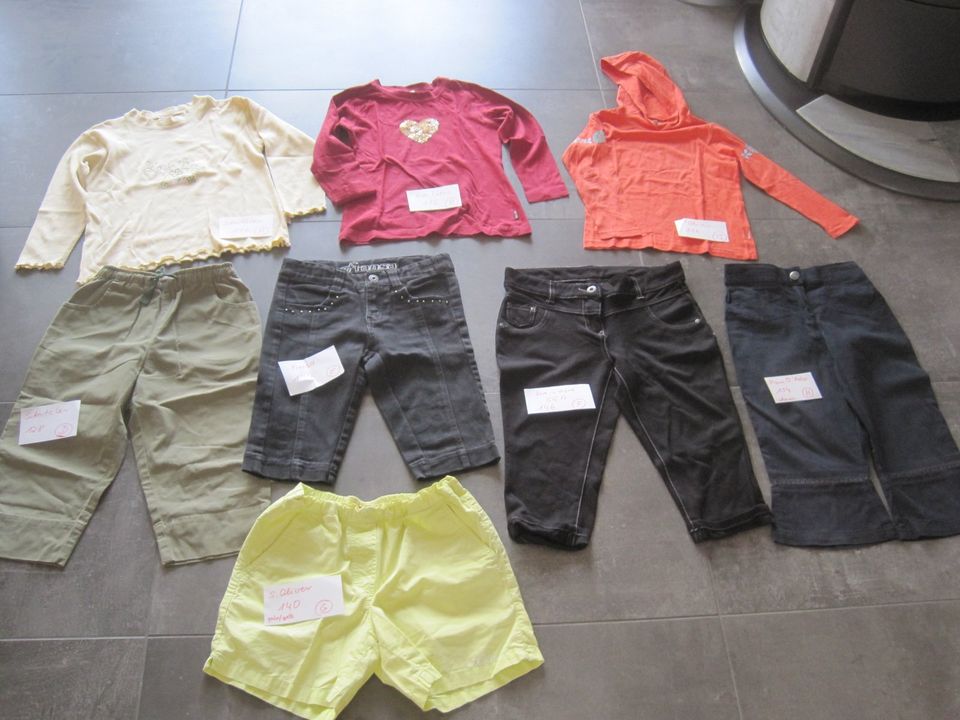 KLeiderpaket Hosen Jeans Shorts Pulli Gr 116 bis 146 schwarz gelb in Inden