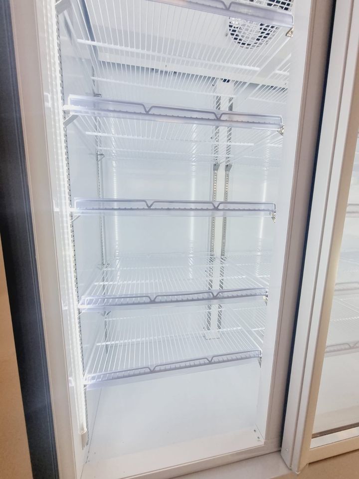 Getränkekühlschrank, Kühlschrank, Kühlregal, 3 Glastüren, silber, Kioskeinrichtung, Supermarkteinrichtung, Ladeneinrichtung in Mülheim (Ruhr)