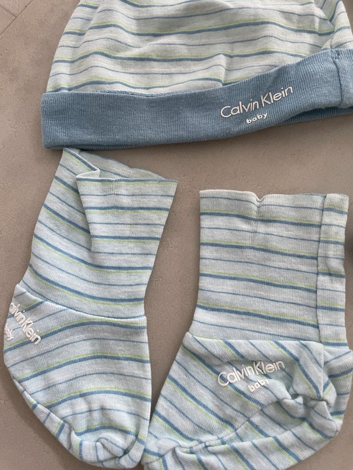 Calvin Klein Set Body Mütze Socken 6-9 Monate in Kornwestheim