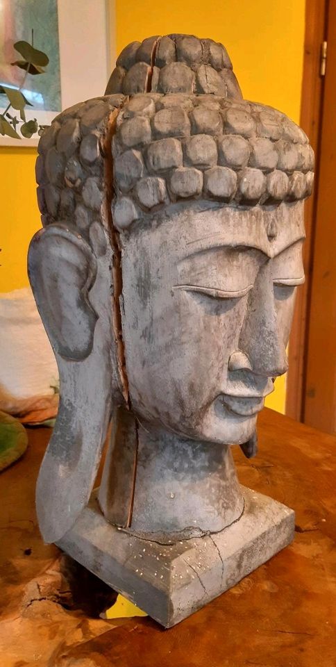 Buddha-Kopf aus Holz in Uplengen