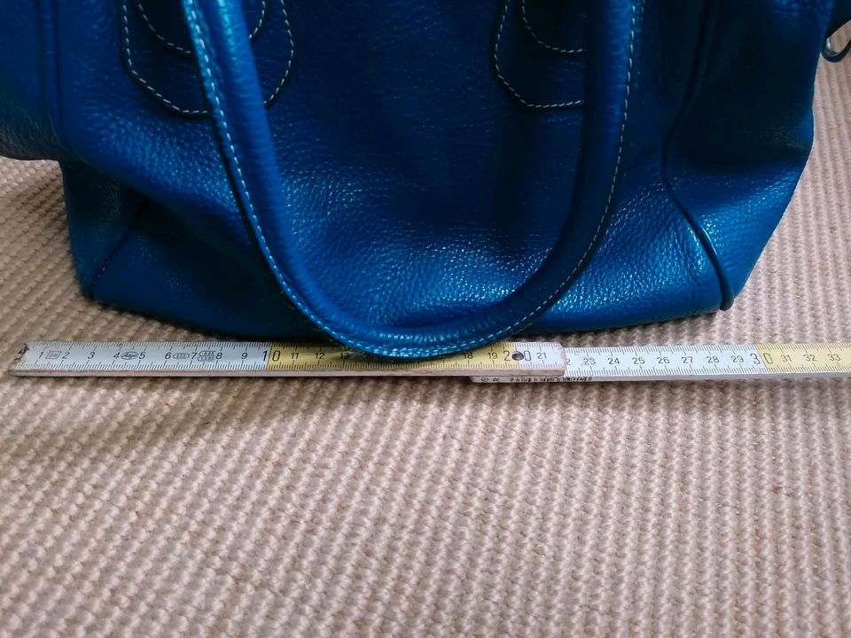 Blaue Handtasche aus Leder in Bremen