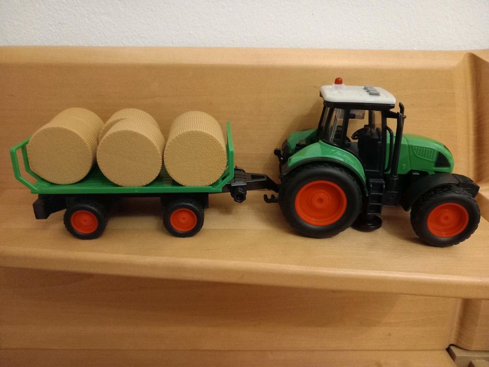 Traktor mit Ballentransportanhänger Spielzeug in Neuötting