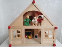 Puppenhaus aus Holz mit Puppen und Möbeln Wandsbek - Hamburg Duvenstedt  Vorschau